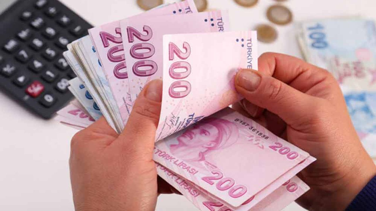Emeklilerin bayram ikramiyesine 100 lira zam