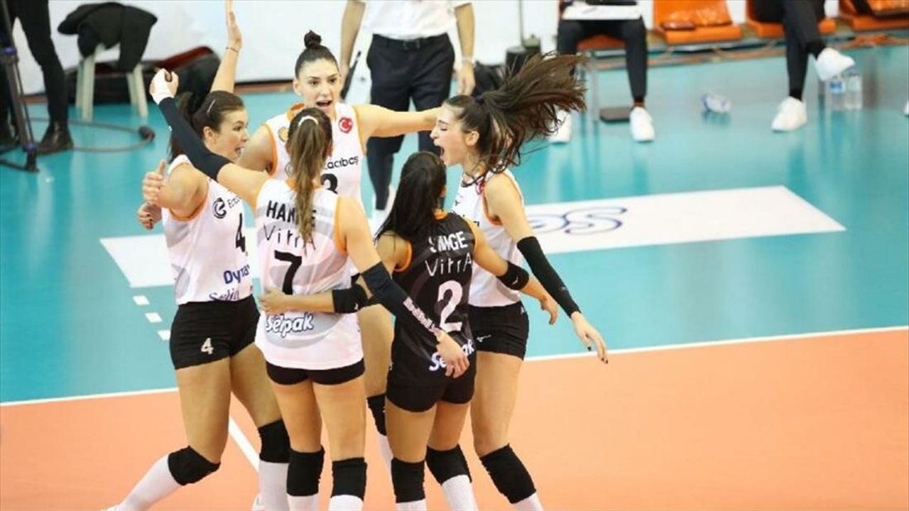 Kadınlar voleybol liginde Eczacıbaşı Fenerbahçe'yi yendi