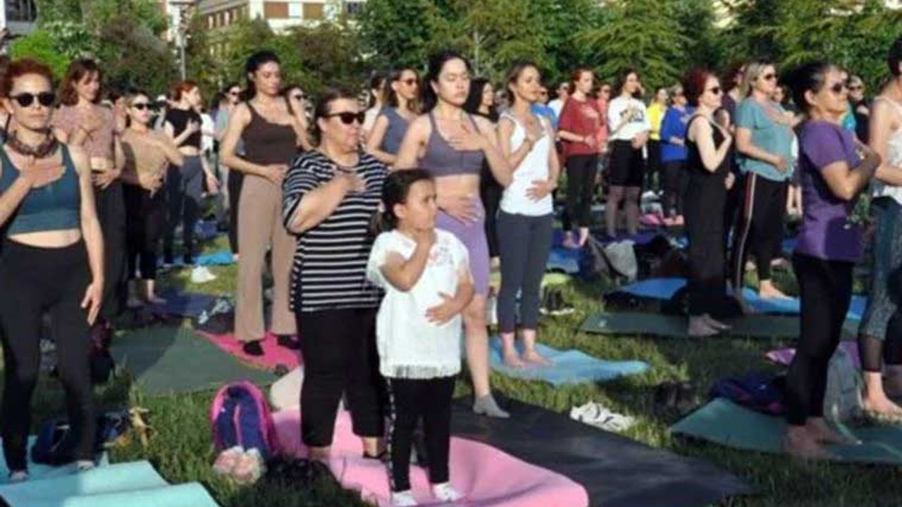 Parkta yoga yasağına kadınlar yoga yaparak protesto etti