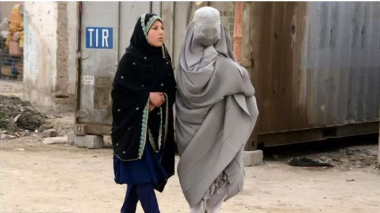 Afganistan'da kadınlara burka zorunluluğu geri geldi