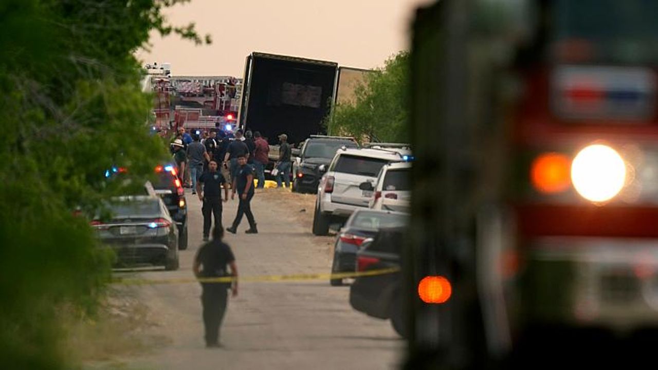 Terkedilmiş kamyon kasasında 46 ceset bulundu