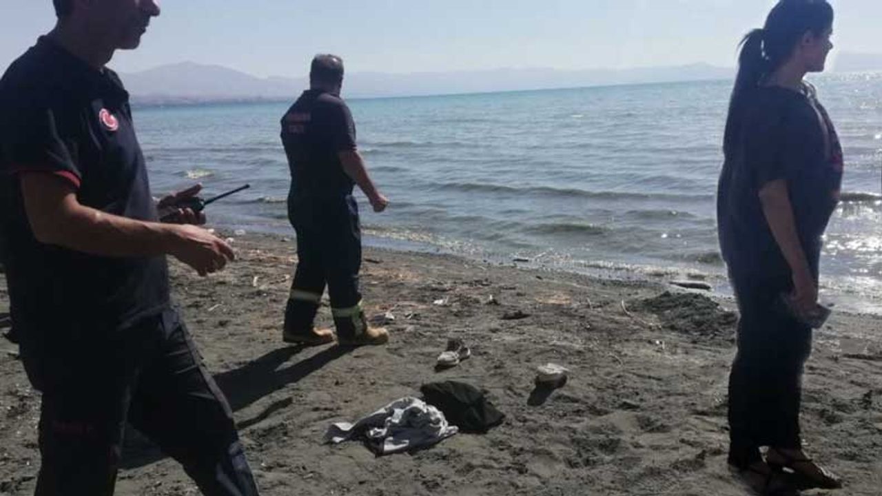 Van Gölü'ne giren 6 çocuktan 3'ü boğularak yaşamını yitirdi