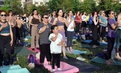 Parkta yoga yasağına kadınlar yoga yaparak protesto etti