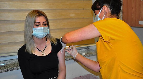 Covid-19 aşılarının yan etkilerinin kadınlarda daha fazla görülüyor