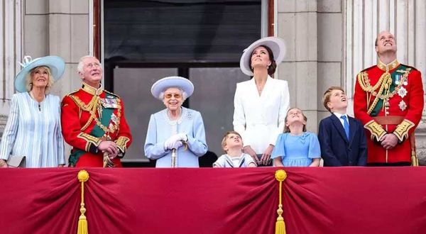  Kraliçe II. Elizabeth'in 70'inci yıldönümü için görkemli jübile