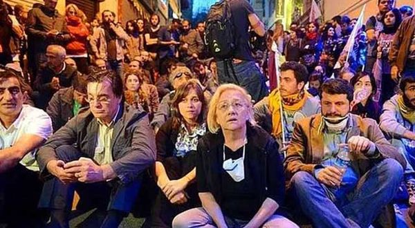 Mücella Yapıcı'dan Erdoğan'a: Velev ki sürtüğüz; senden daha dürüstüz