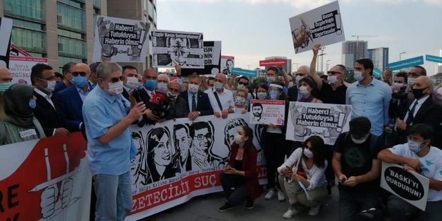 Gazeteciler haber yaptıkları için 'casusluk' iddiasıyla yargılanıyor