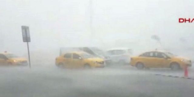 İstanbul'da sağanak ve fırtına, araçlar sürüklendi, tramvay su altında