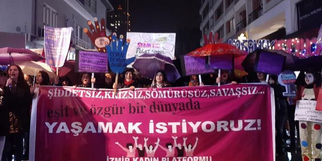 İzmir'de yağmur altında yürüdüler,'Yaşamak istiyoruz' diye haykırdılar