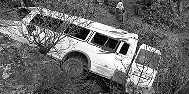 Servis aracı uçuruma yuvarlandı, öğrenci kardeşler öldü