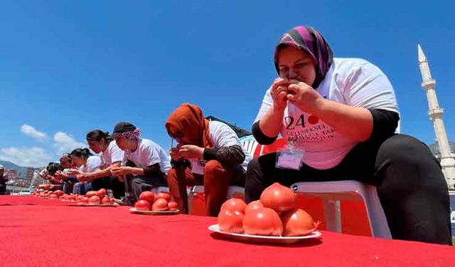 Antalya'da kadınlar domates yemek için yarıştı