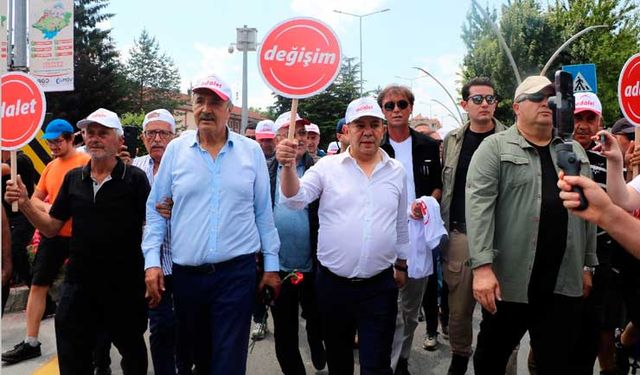 Değişim yürüyüşü başlatan Tanju Özcan: Şu anda üçbuçuk atıyorlar