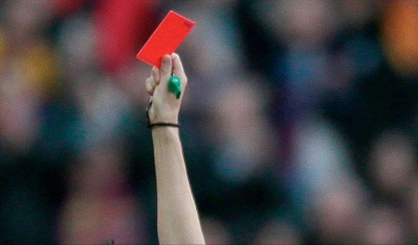 Kadın hakemin yönettiği maçta 8 kırmızı kart çıktı