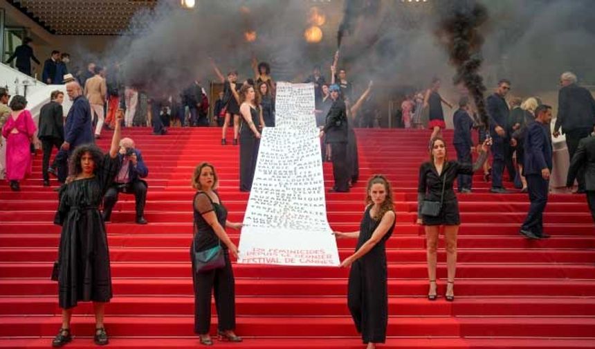 Cannes'de Kutsal Örümcek'in galasında kadın katliamı protestosu